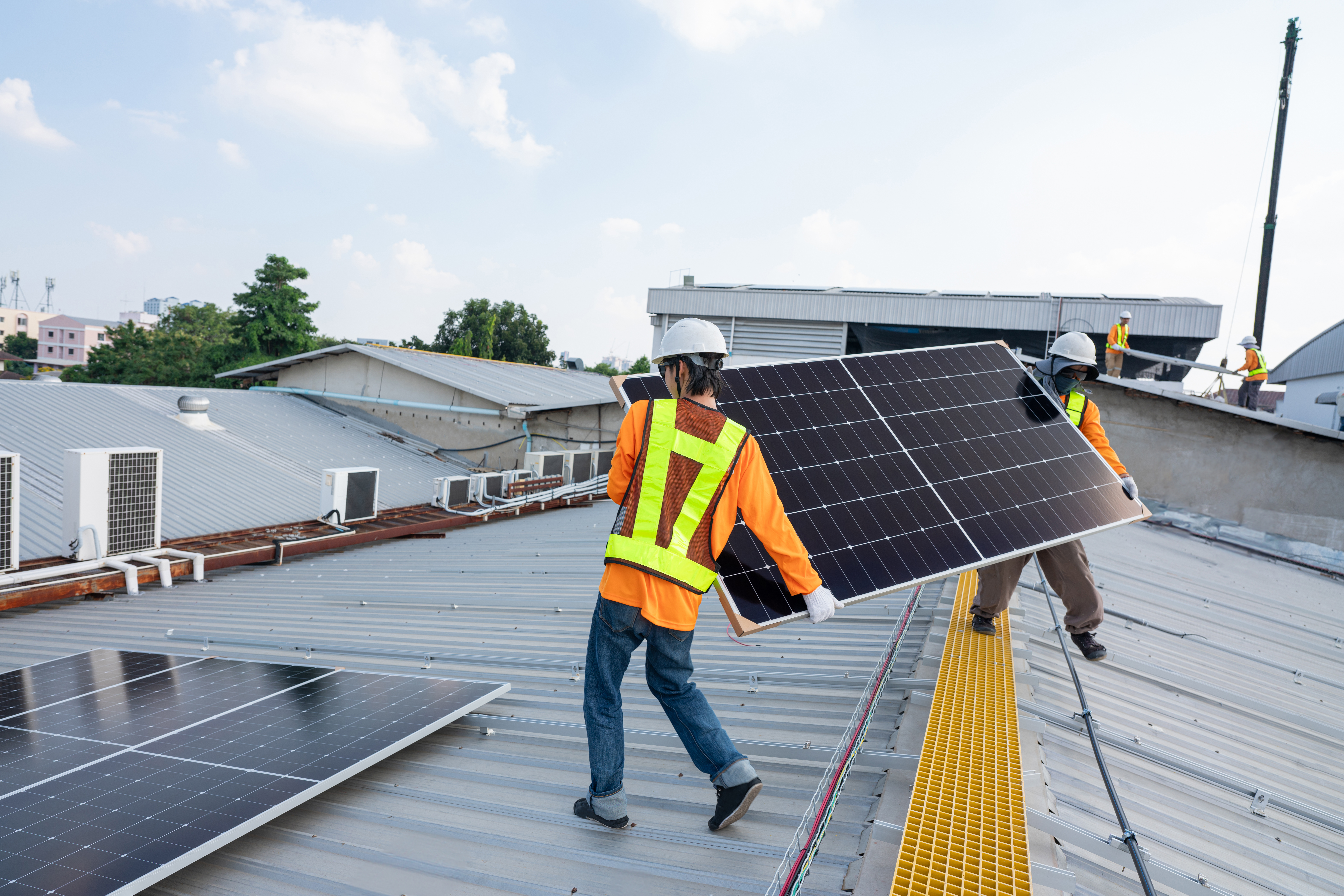 Técnicos instalando painéis solares